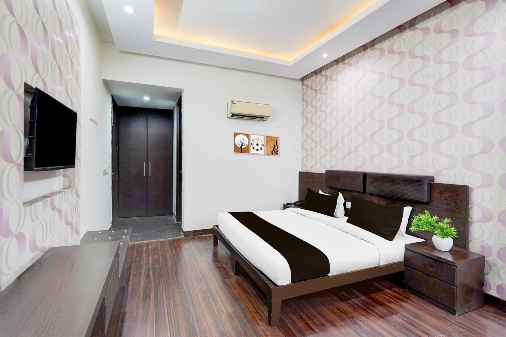 Готель Super Townhouse Sector 51 Noida Near Metro Station Екстер'єр фото