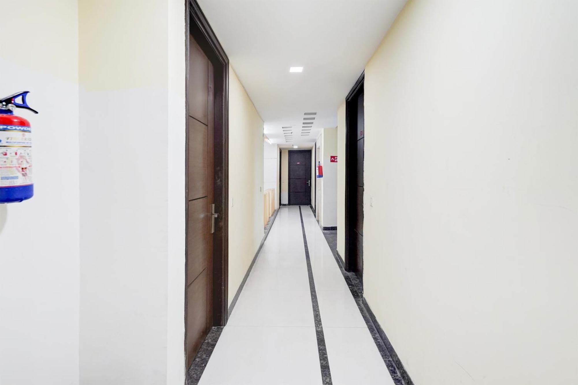 Готель Super Townhouse Sector 51 Noida Near Metro Station Екстер'єр фото