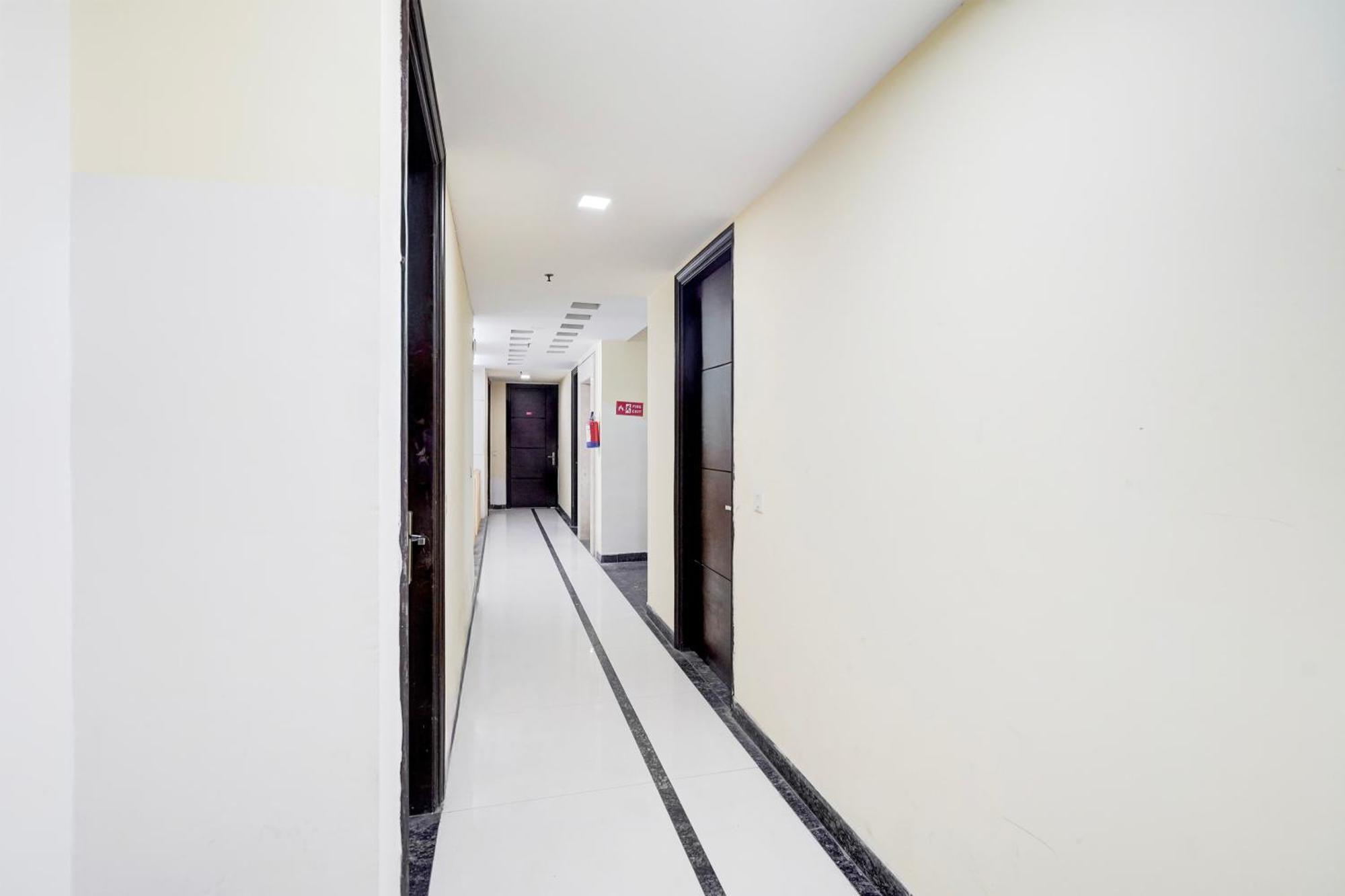 Готель Super Townhouse Sector 51 Noida Near Metro Station Екстер'єр фото